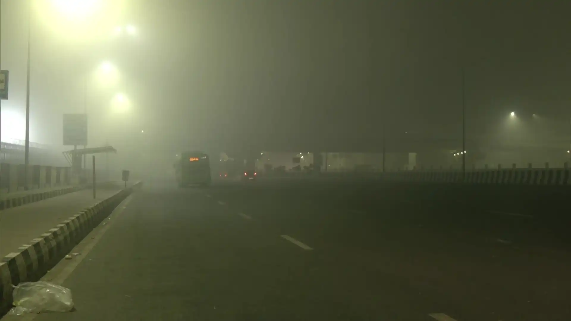 Delhi | Thick layer of fog covers the national capital this morning lowering visibility. Visuals from near Akshardham.德里 |今早首都笼罩在浓雾中，能见度降低。来自 Akshardham 附近的视觉效果。