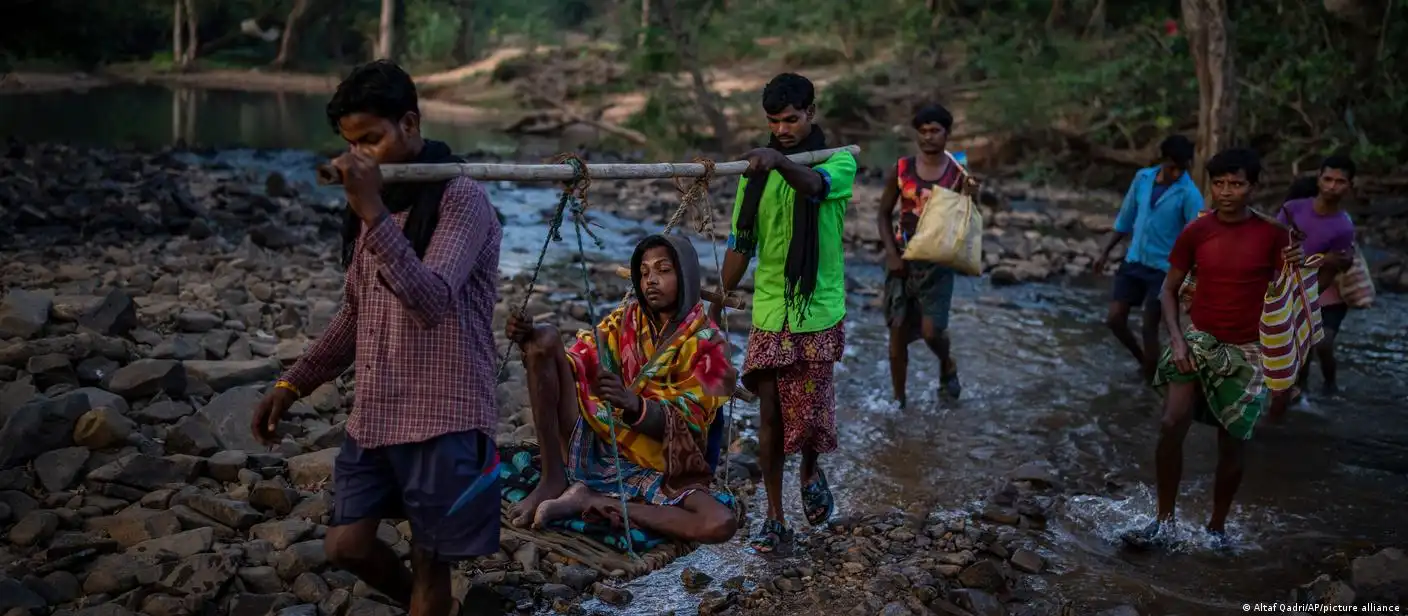 A long trekThe heavily forested district of Naryanpur in the central Indian state of Chhattisgarh is one of the most sparsely populated in India — with about 140,000 inhabitants in an area of 4,650 square kilometers. Many villages, such as Kodoli, are at least 16 kilometers (9 miles) from passable roads. This poses major challenges for locals, especially when it comes to medical care.The state has one of the highest maternal death rates in the country, with 137 pregnancy-related deaths per 100,000 births. To change that in the future, these motorcycle ambulances are ready to go. They are operated by local authorities and the Saathi organization with support from UNICEF. Bhupesh Tiwari (pictured) works for Saathi and transports patients.