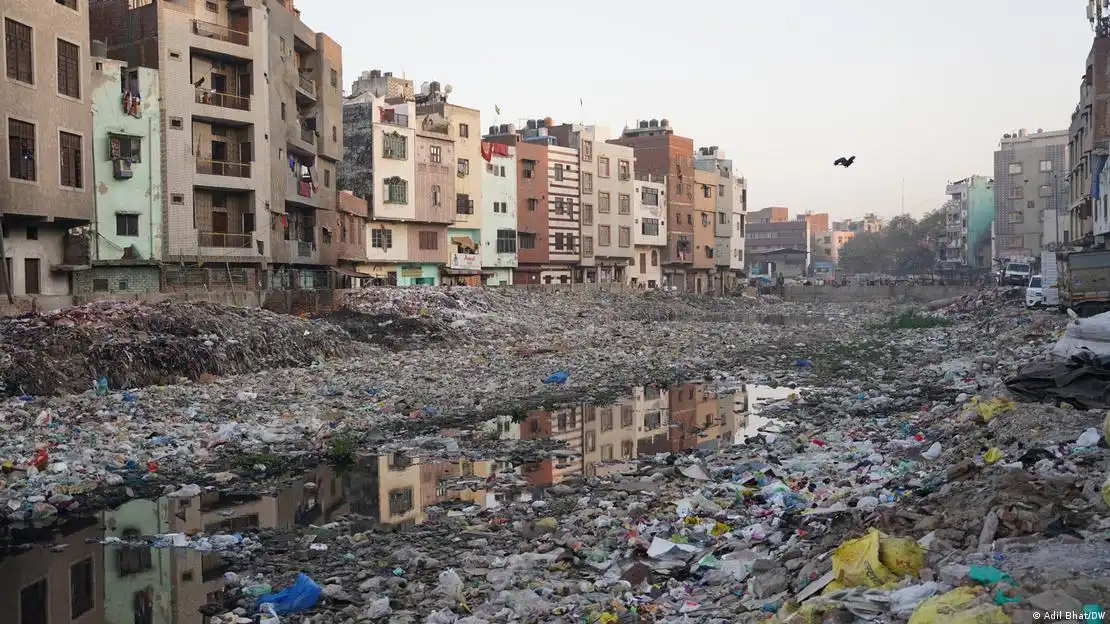 位于新德里郊区的 Seelampur 是印度最大的 电子垃圾 (e-waste) 拆解市场所在地，近 50,000 人以提取金属为生。他们中有许多是靠拆解、提取和回收电子垃圾谋生的儿童。13 岁的 Arbaz Ahmad 和他的朋友 Salman 背着一个大塑料袋，徒手拆开电路板和设备的其他部件，在电子垃圾中梳理。他们在路边焚烧材料以提取金属，而没有穿戴任何防护装备。两人以大约 5 欧元（5.4 美元）的价格出售他们设法提取的贵重金属。“有时候我们工作超过 10 个小时，赚的钱更多。我的收入取决于我到达垃圾场的速度以及我得到的东西。有时候我会找到有用的金属，”艾哈迈德说。五年前，艾哈迈德和他的家人为了谋生从北方邦搬到了印度首都。为了养活一家六口，艾哈迈德的父亲也是电子垃圾市场的一名工人，他决定让儿子从事这项工作。他是成千上万在街上燃烧有毒金属（包括汞、铅和砷）的儿童之一。Seelampur 的这个庞大产业是非正式且不受监管的。